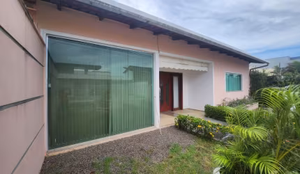 Casa térrea no Ponta Negra 2 no início do condomínio – climatizada, 3 suítes – 600m²