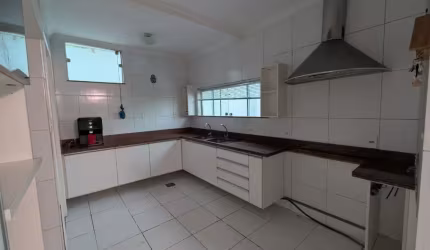 Casa no Ponta Negra I – (incluso cond. E IPTU), 03 suítes 1 com closet e varanda e 4 vagas de garagens.