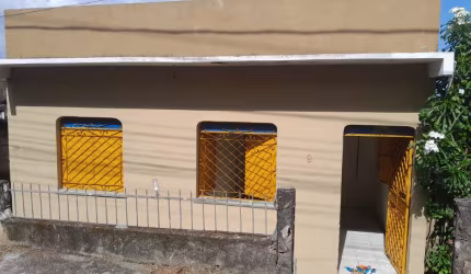 Casa em Petrópolis com terreno grande (Aluguel e venda) - com sala, 2 quartos, banheiro e cozinha
