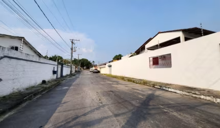 Casa de esquina no Conj. Tiradentes (Aleixo) – 4 quartos sendo 2 suítes, cozinha ampla – 600m²