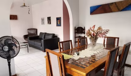 Casa de esquina no Conj. Tiradentes (Aleixo) – 4 quartos sendo 2 suítes, cozinha ampla – 600m²