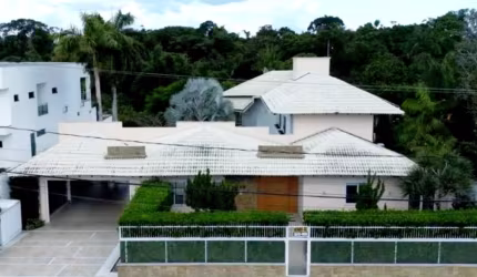 Cond. Club de Campo – Ponta Negra – 3 suítes sendo, sala de cinema- 3.000m² de terreno e 459m² construída.