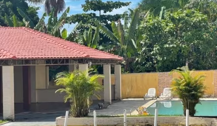 Casa no Cond. Abraham Pazuello, Ponta negra – com 3 quartos sendo 1 suíte, sala, cozinha.