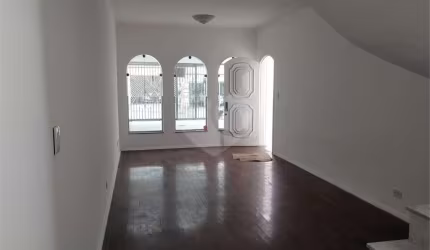 Ótimo sobrado na Vila Libanesa com 3 quartos e 2 vagas