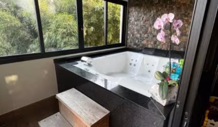Casa térrea para locação, 4 dormitórios sendo 3 suítes, varanda Gourmet, jacuzzi, 4 vagas, Jdm. da Serra, Jundiaí