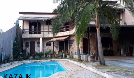 Belíssima casa no Quinta das Videiras. 4 ds sendo 3 suites repleta de armarios. 3 salas, 4 banheiros, cozinha, piscina