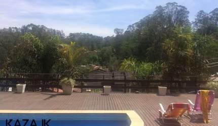 Linda casa no Condomínio Capital Ville com 4 dormitórios, 1 suíte, escritório, 6 banheiros, churrasqueira, deck com piscina, 2 vagas cobertas.