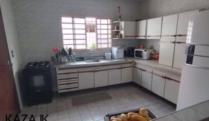 Casa térrea a venda com 2 dormitórios no Jardim Primavera, Várzea Paulista. Próxima da avenida principal da cidade