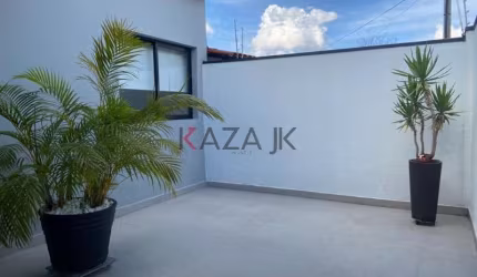 Charmosa casa térrea recém-reformada no bairro Torres de São José Jundiaí. São 3 quartos com armários, sendo uma suíte, 3 banheiros, sala e cozinha in