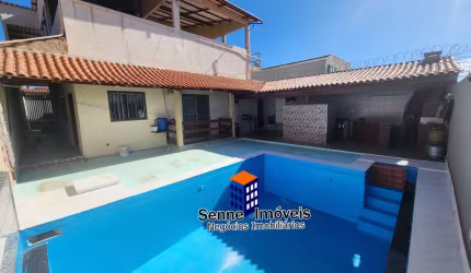 BELÍSSIMA CASA COM PISCINA NO RESIDENCIAL CENTRO DA SERRA
