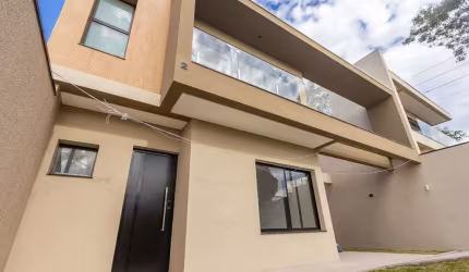 Sobrado para venda em Uberaba de 145.00m² com 3 Quartos, 3 Suites e 4 Garagens
