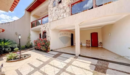Casa para venda em Parque Jataí de 276.00m² com 4 Quartos, 2 Suites e 4 Garagens