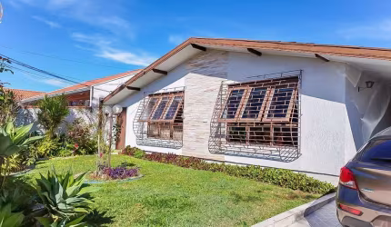 Casa para venda em Bacacheri de 300.00m² com 4 Quartos, 1 Suite e 2 Garagens