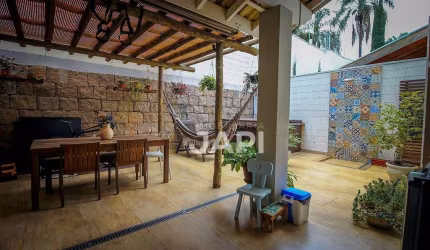 Casa de Condomínio para venda em Medeiros de 207.00m² com 3 Quartos, 1 Suite e 2 Garagens