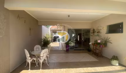 Casa para venda em Jardim Patrícia de 164.00m² com 3 Quartos, 1 Suite e 4 Garagens