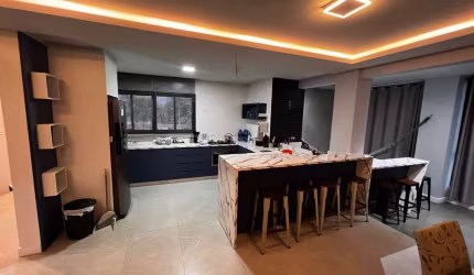 Sobrado para venda em Cidade Industrial de 280.00m² com 5 Quartos, 3 Suites e 5 Garagens