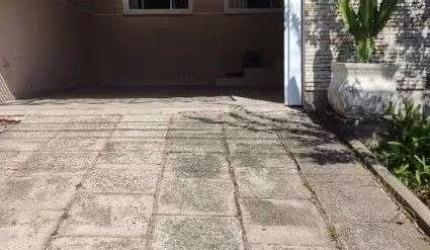 Casa para venda em Abranches de 131.00m² com 3 Quartos e 2 Garagens
