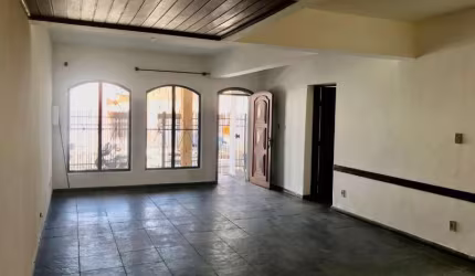 Casa para alugar em Jardim Faculdade de 210.00m² com 5 Quartos, 2 Suites e 4 Garagens