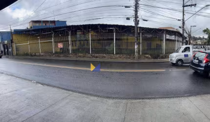 Loja para venda em Taboão de 675.00m² com 4 Garagens