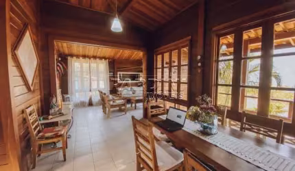 Casa para venda em Praia Da Enseada de 220.00m² com 5 Quartos, 2 Suites e 3 Garagens
