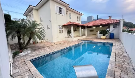 Sobrado para venda em São Pedro de 265.00m² com 4 Quartos, 1 Suite e 5 Garagens