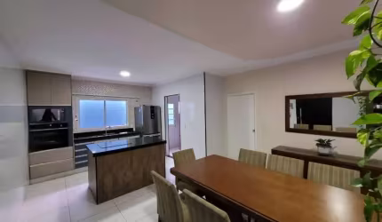 Sobrado para venda em Vila Guimarães de 170.00m² com 3 Quartos, 1 Suite e 4 Garagens