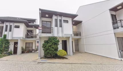 Sobrado para venda em Tarumã de 119.00m² com 3 Quartos, 1 Suite e 2 Garagens
