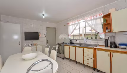 Casa para venda em Santa Cândida de 240.00m² com 4 Quartos e 5 Garagens