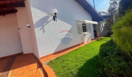 Casa para alugar em Vila Vianelo de 223.00m² com 3 Quartos, 1 Suite e 4 Garagens