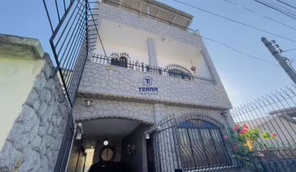 Casa para venda em Camarão de 250.00m² com 3 Quartos, 2 Suites e 1 Garagem