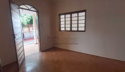Casa para alugar em Vila Santo Antônio de 110.00m² com 3 Quartos e 2 Garagens