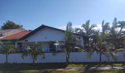 Casa para venda em Pontal Do Paraná de 186.00m² com 3 Quartos e 4 Garagens
