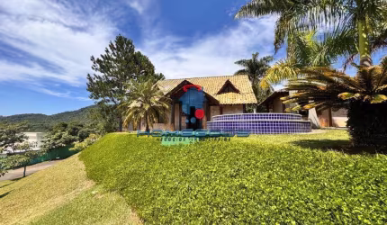 Sobrado para venda em Penha de 330.00m² com 4 Quartos, 2 Suites e 4 Garagens