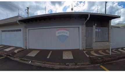 Casa para venda em Vila Queiroz de 197.00m² com 3 Quartos, 1 Suite e 2 Garagens
