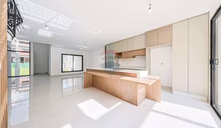 Casa de Condomínio para venda em Pinheirinho de 209.00m² com 4 Quartos, 1 Suite e 2 Garagens