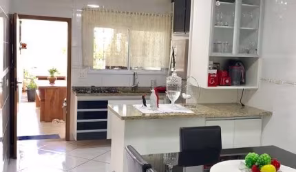 Sobrado para venda em Centro de 140.00m² com 3 Quartos, 1 Suite e 2 Garagens