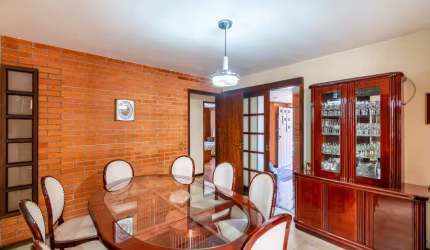 Casa para venda em Seminário de 206.00m² com 4 Quartos, 1 Suite e 4 Garagens