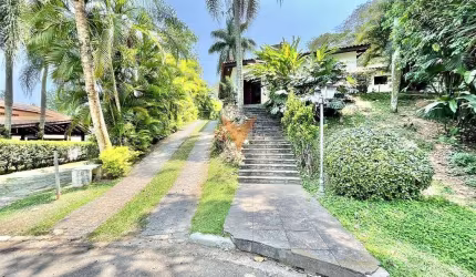 Casa para venda em Granja Viana de 641.22m² com 6 Quartos, 6 Suites e 14 Garagens