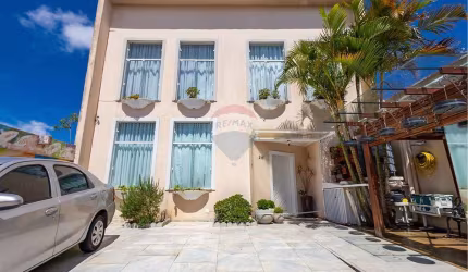 Sobrado para venda em Atuba de 180.00m² com 4 Quartos, 2 Suites e 2 Garagens