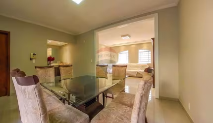 Casa para venda em Centro de 332.00m² com 3 Quartos, 1 Suite e 2 Garagens