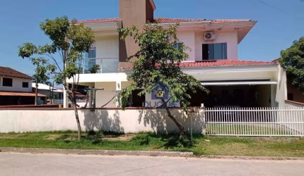 Sobrado para venda em Praia De Ubatuba de 180.00m² com 4 Quartos, 1 Suite e 2 Garagens