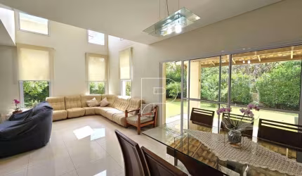 Casa de Condomínio para venda e aluguel em Granja Viana de 294.00m² com 3 Quartos, 3 Suites e 4 Garagens