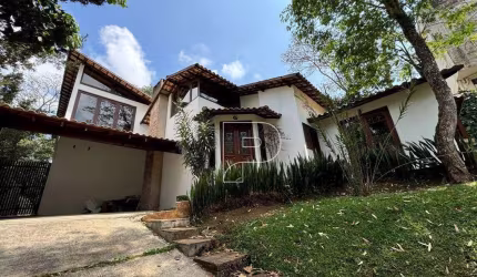 Casa de Condomínio para venda e aluguel em Granja Viana de 300.00m² com 4 Quartos, 2 Suites e 2 Garagens