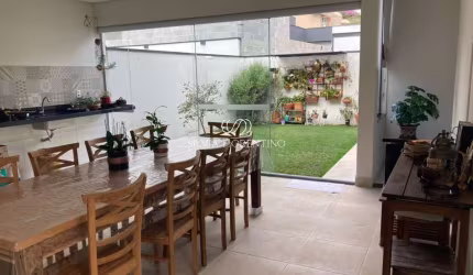 Casa para venda em Residencial Ouroville de 300.00m² com 4 Quartos, 4 Suites e 6 Garagens