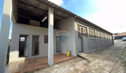 Galpão / Depósito / Armazém para alugar em Centro de 245.00m² com 4 Garagens