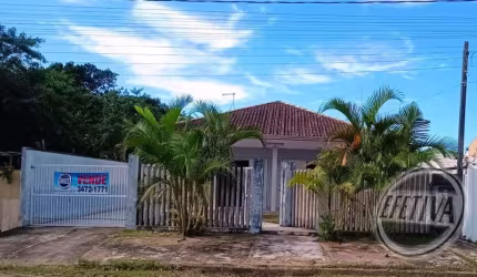 Casa para venda em Guaratuba de 218.00m² com 3 Quartos, 3 Suites e 2 Garagens
