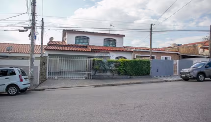 Casa para venda em Jardim Antônio Cassillo de 318.00m² com 4 Quartos, 1 Suite e 6 Garagens