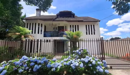 Sobrado para venda em Boa Vista de 364.00m² com 4 Quartos, 2 Suites e 4 Garagens