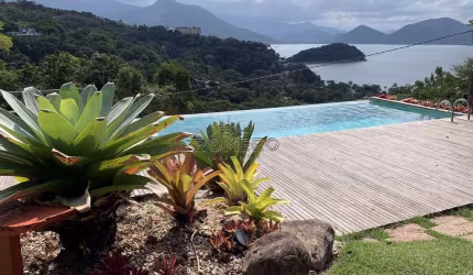 Casa para venda em Caçandoca de 400.00m² com 6 Quartos, 4 Suites e 6 Garagens
