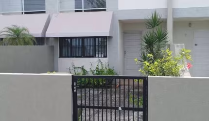 Sobrado para venda em Matinhos de 129.00m² com 3 Quartos, 1 Suite e 2 Garagens